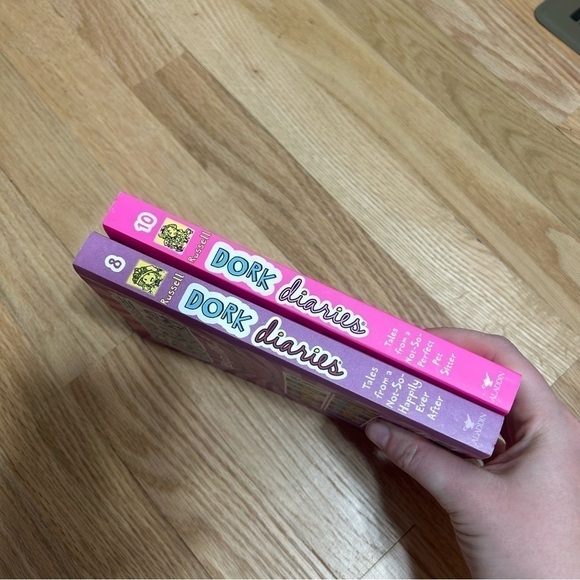 Dork Diaries #8 and 10 Rachel Renee Russell Kids Book Bundle - Picture 3 of 4